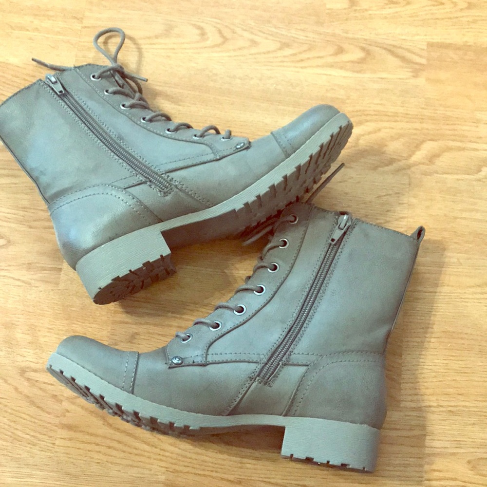 ✨GUESS✨ COMBAT BOOTS